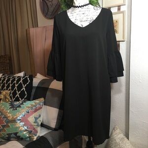 Belongsei - Straight black dress with ruffle sleeve